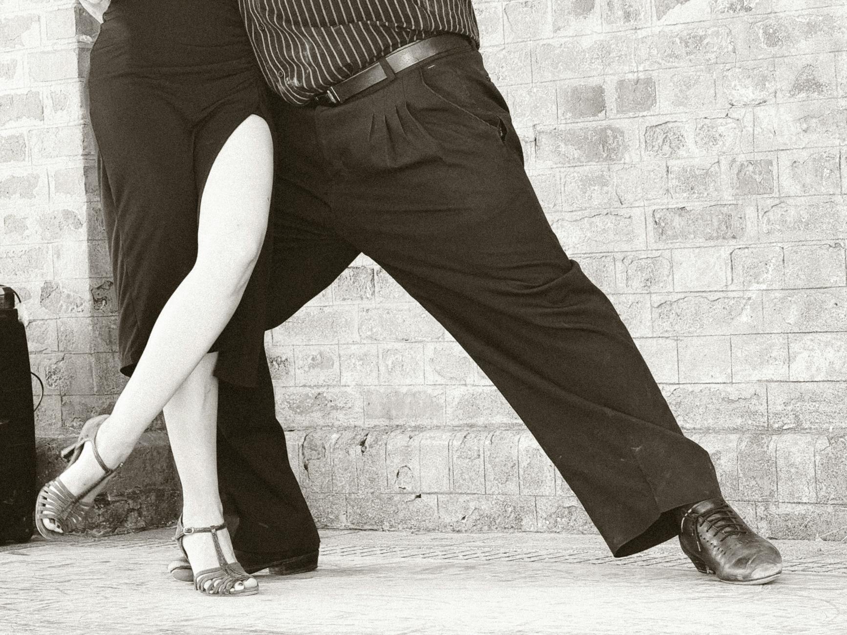 Praca stojąca i siedząca a trening latino: jak znaleźć zdrową równowagę Para tańcząca eleganckie tango na ulicy w Buenos Aires