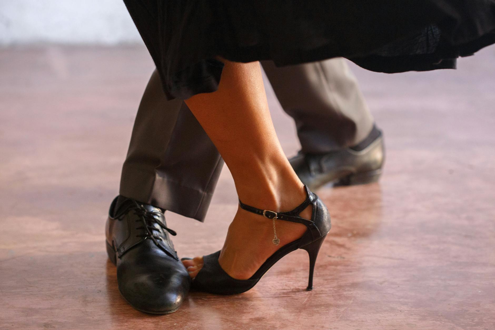 Para tańcząca tango w eleganckich butach latino Para tańcząca tango w eleganckich butach latino