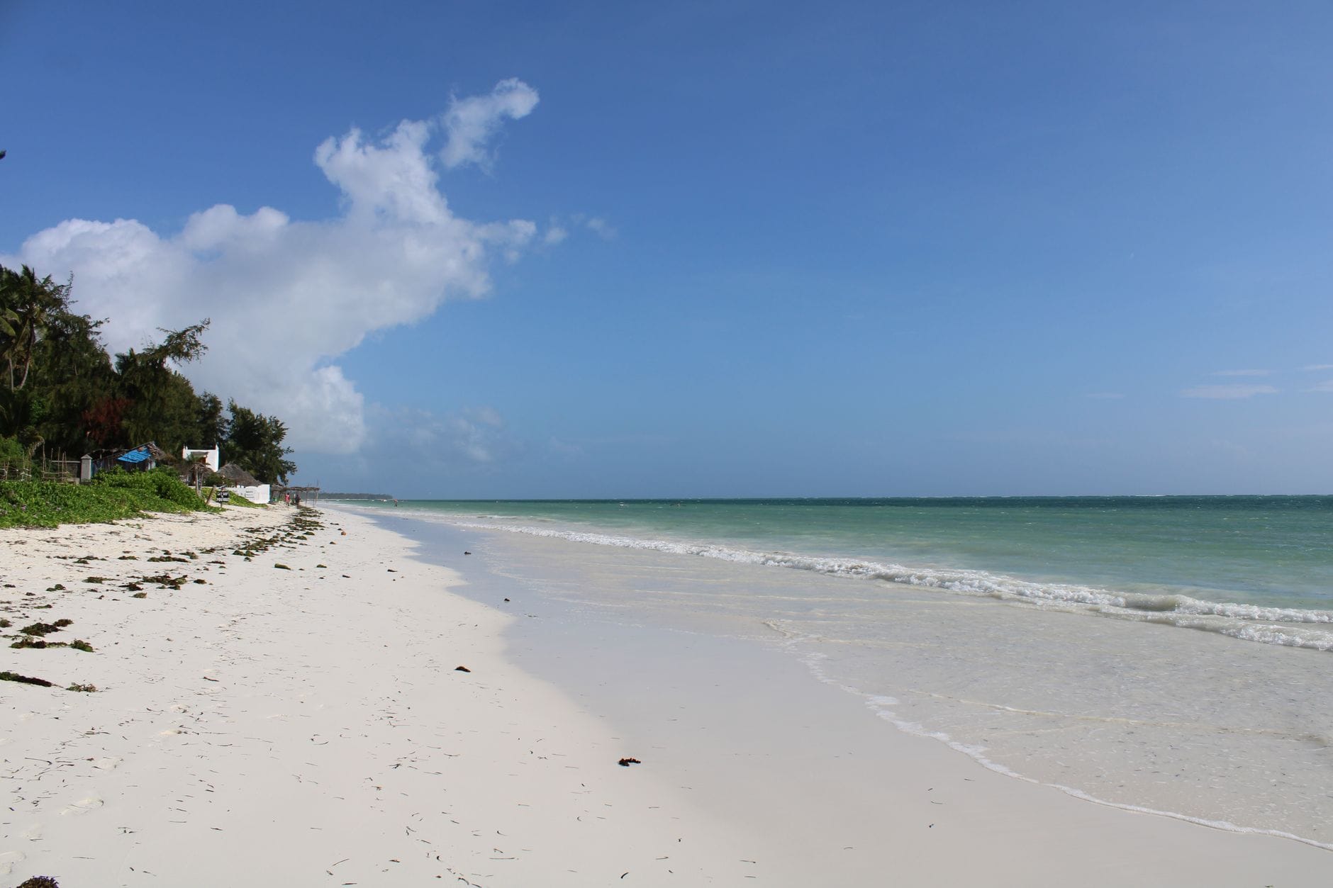 Biała piaszczysta plaża i turkusowy ocean na Zanzibarze Biała piaszczysta plaża i turkusowy ocean na Zanzibarze