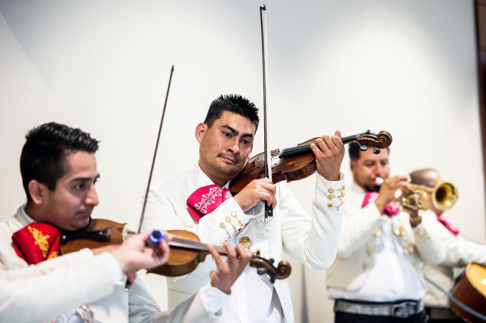 Meksykański zespół mariachi gra na skrzypcach i trąbce w tradycyjnych strojach Meksykański zespół mariachi gra na skrzypcach i trąbce w tradycyjnych strojach