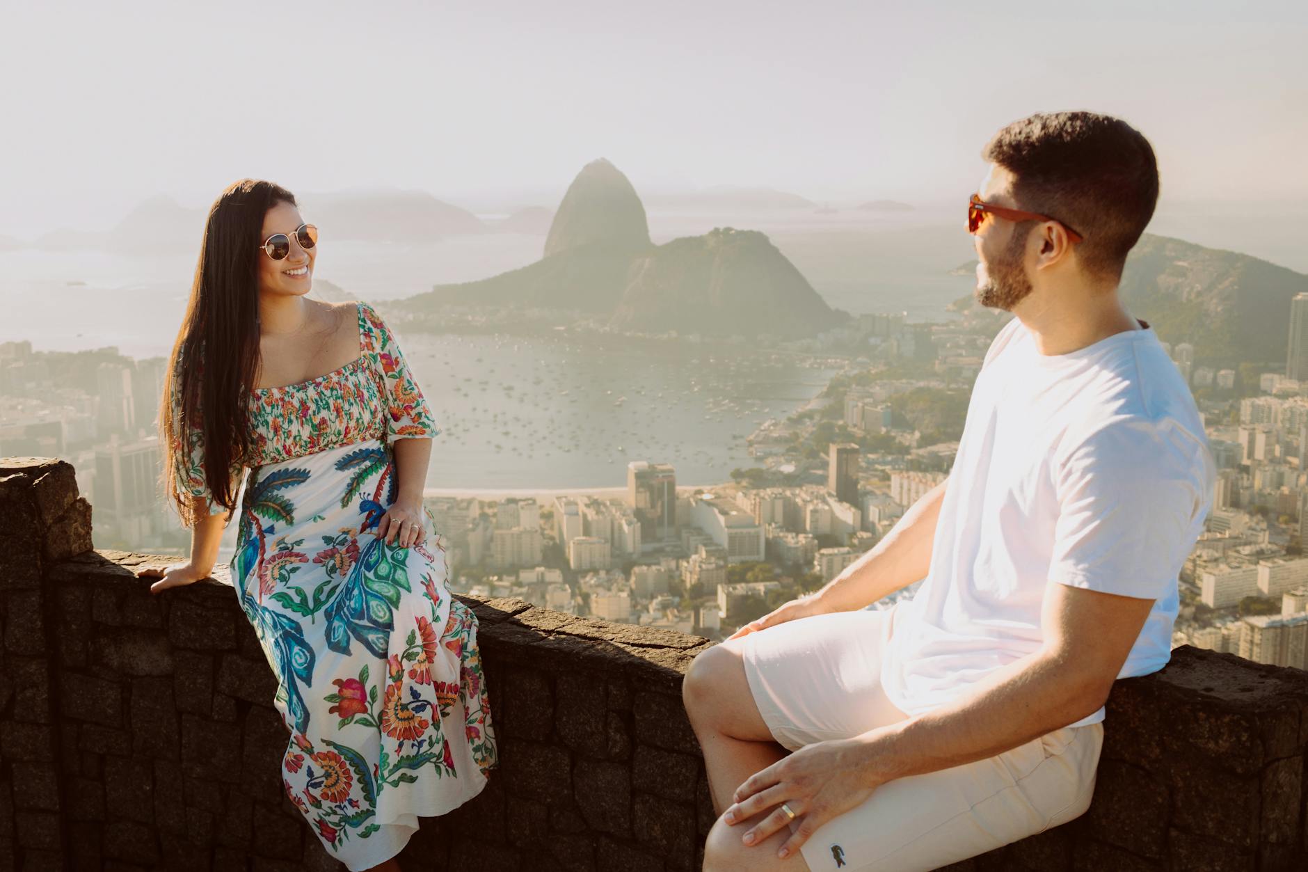 Para podziwia panoramę Rio de Janeiro z widokiem na słynne wieżowce
