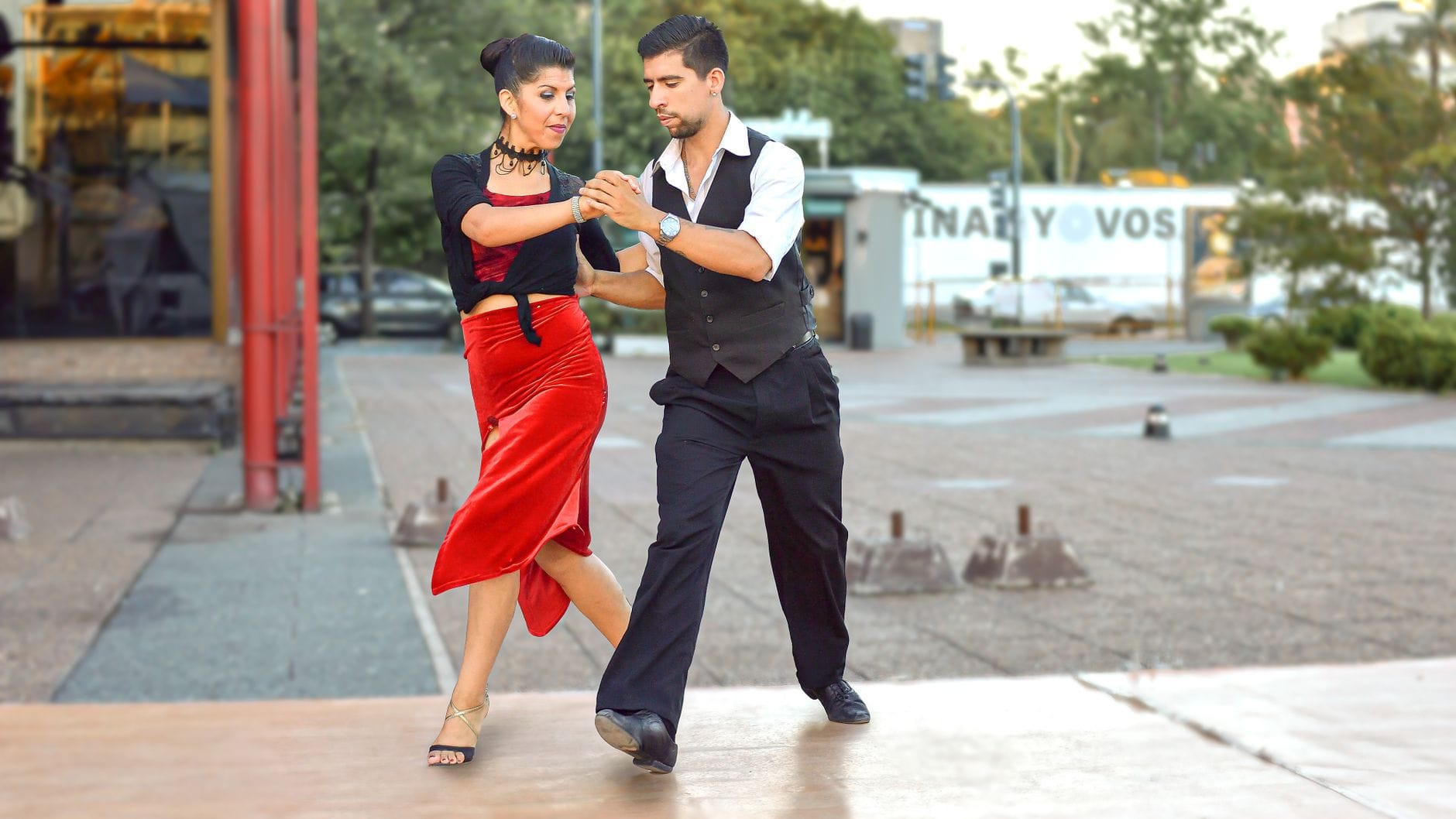 Para tańcząca tango na ulicy w Buenos Aires