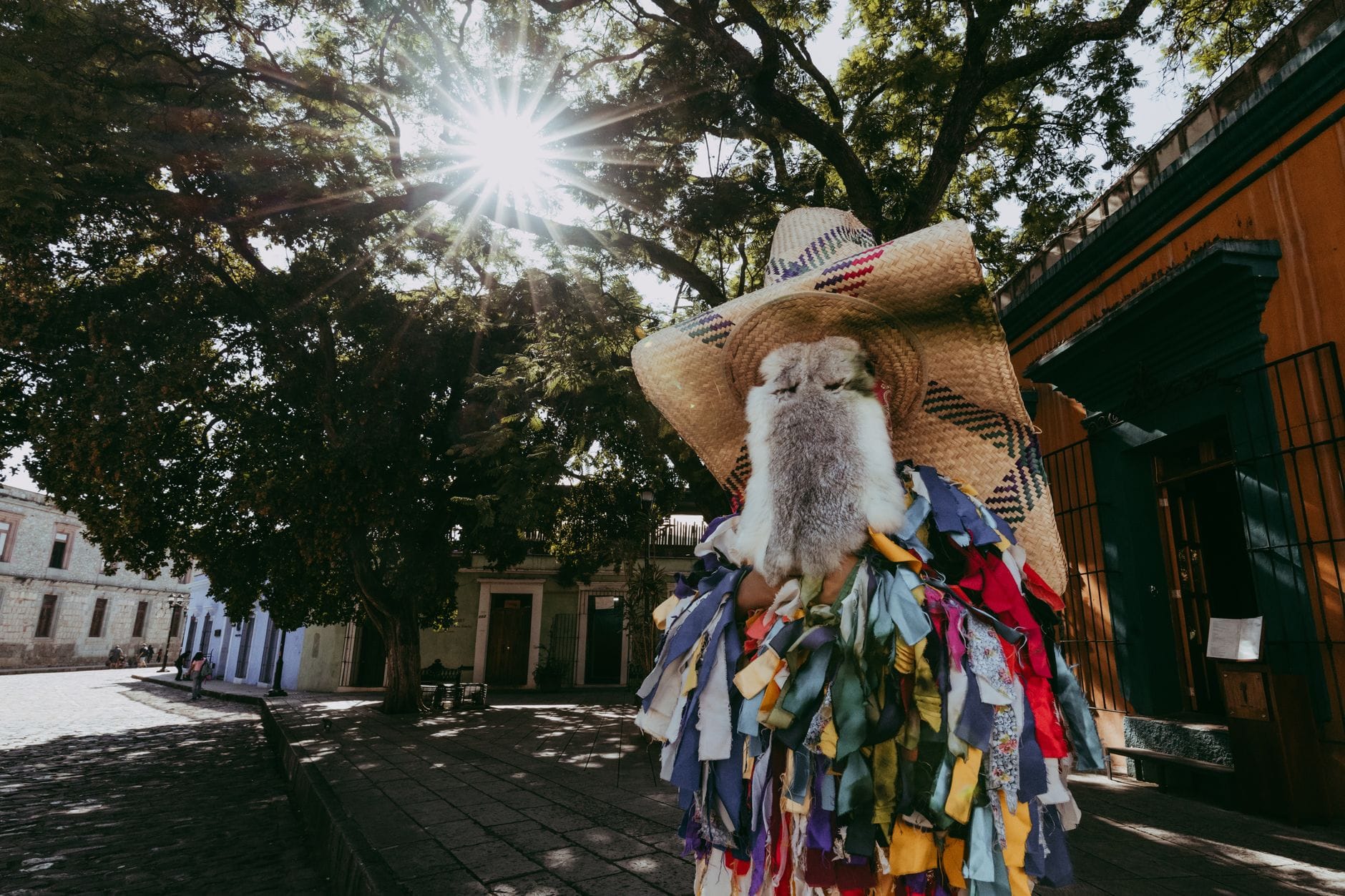 Osoba w kolorowym latino stroju na słonecznym festiwalu w Meksyku