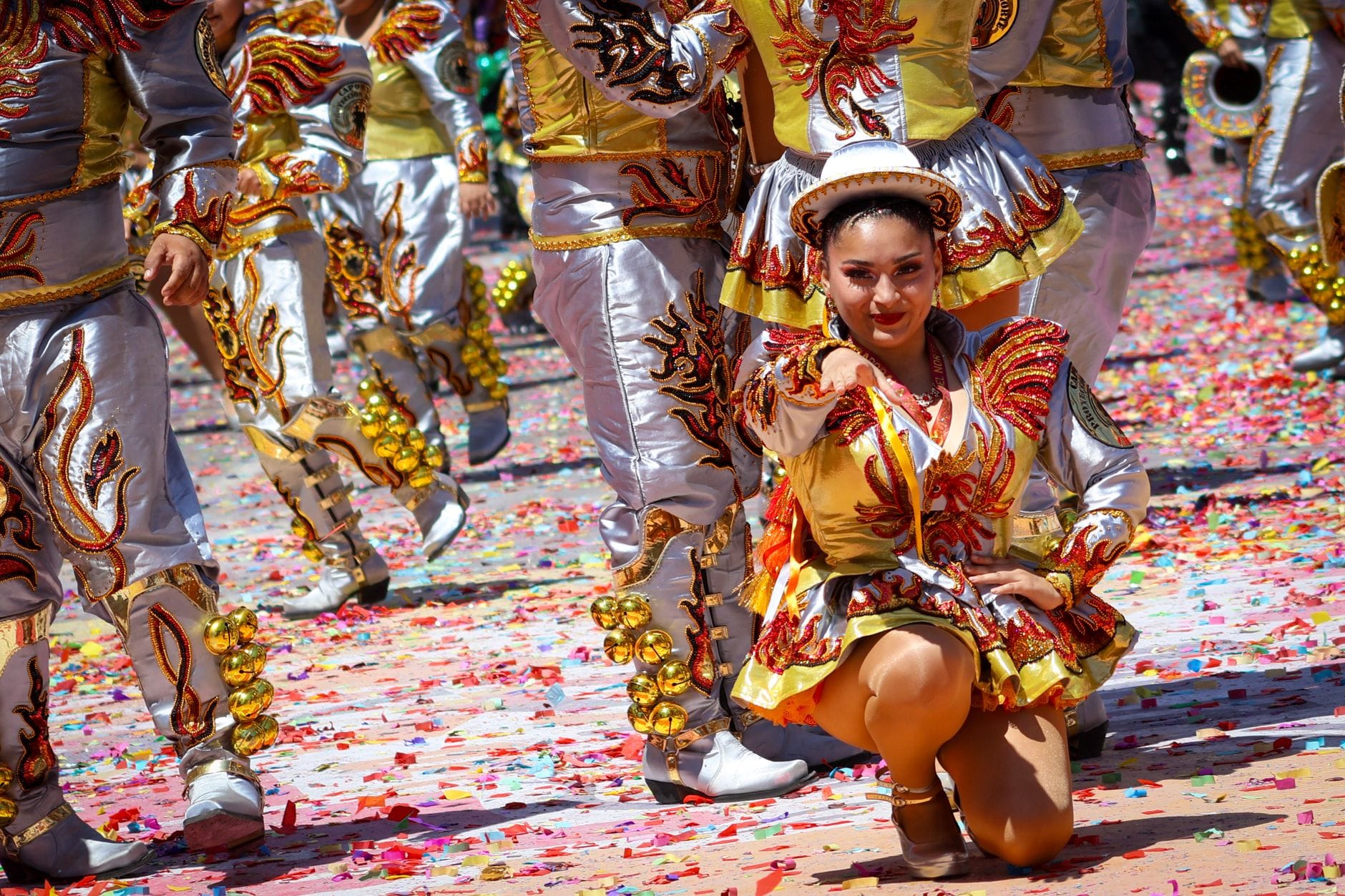 Tancerze w kolorowych, latynoskich strojach podczas ulicznego festiwalu