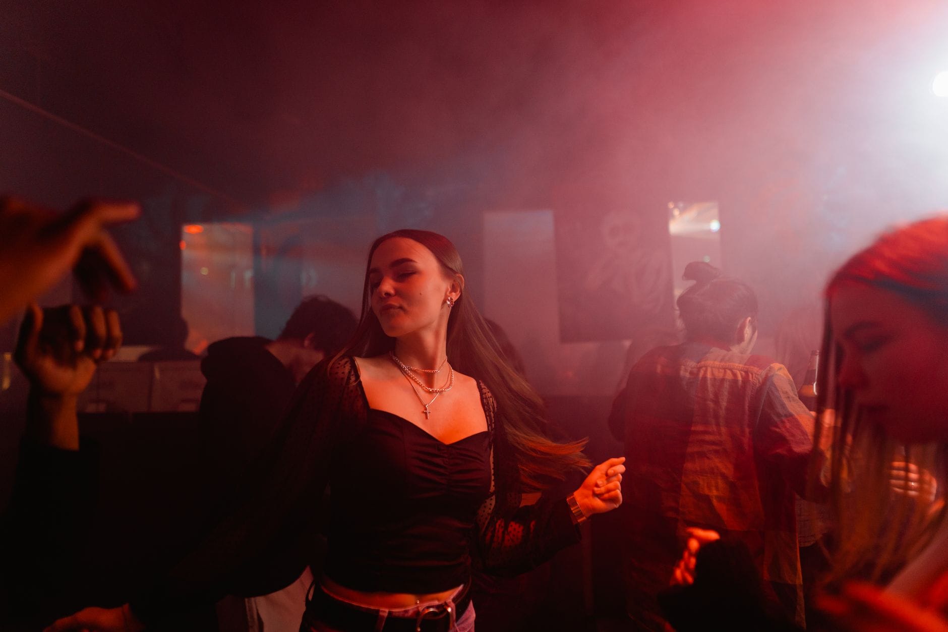 Tancerze na kolorowej imprezie klubowej podczas social dance