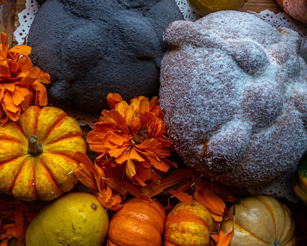 Chleb pan de muerto i kolorowe aksamitki na Día de los Muertos