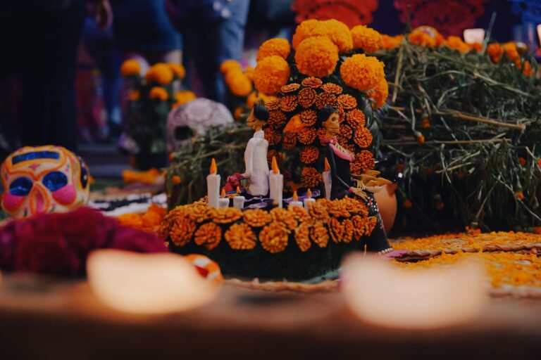 Kolorowy ołtarz Día de los Muertos z nagietkami, świecami i czaszkami